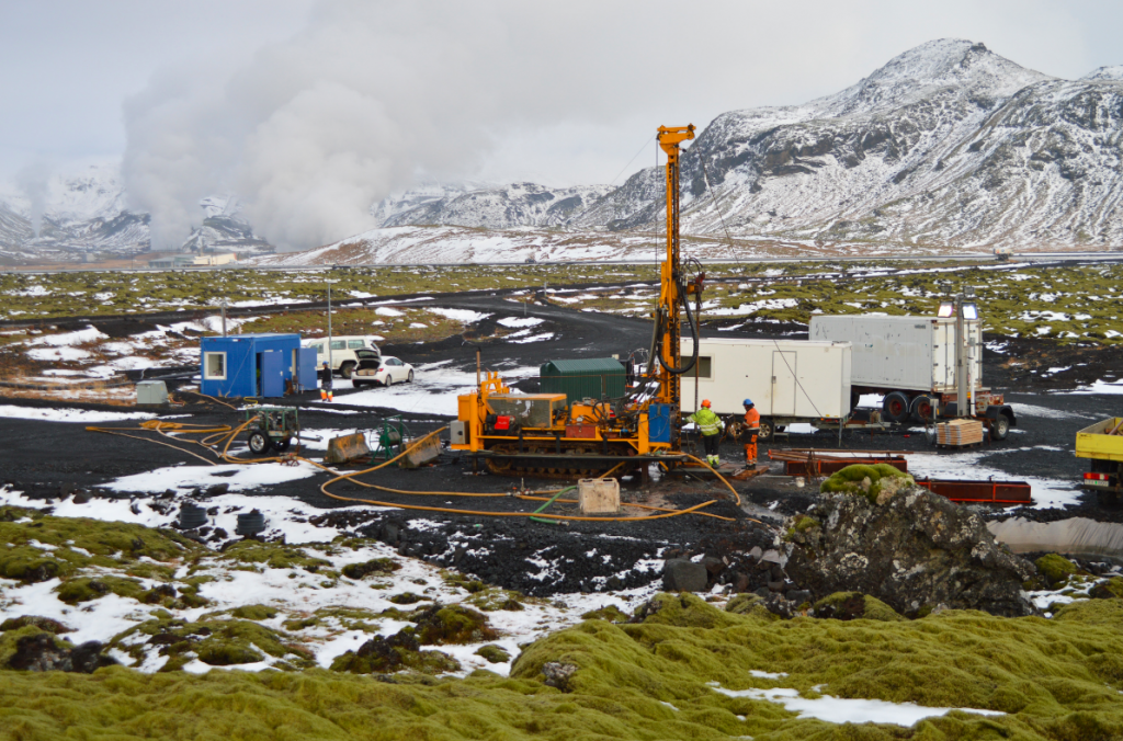 Members of the CarbFix science team handling rock core recovered from the core barrel during drilling atthe CarbFix pilot CO2 injection site